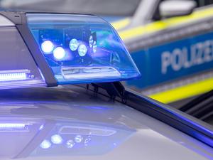 Ein Blaulicht auf dem Dach eines Polizeifahrzeugs. (Symbolbild)