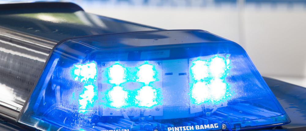 ARCHIV - 26.07.2015, Niedersachsen, Osnabrück: Ein Blaulicht leuchtet auf dem Dach eines Polizeiwagens. (zu dpa: «Ermittlungen im Drogenmilieu: zwei Männer festgenommen») Foto: Friso Gentsch/dpa +++ dpa-Bildfunk +++