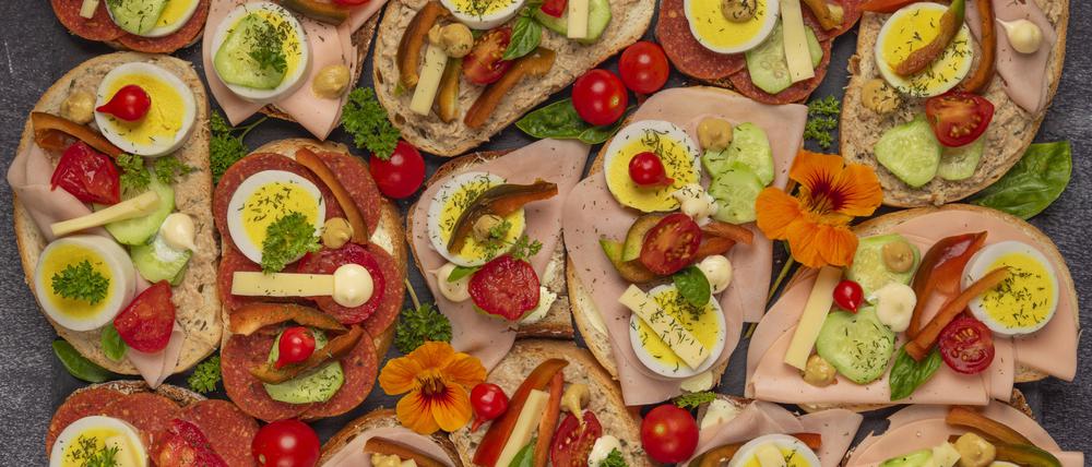 Appetitlich. Mit Besteck verzehrt, schmecken Schnittchen möglicherweise noch besser. 