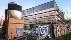 Plötzlich fehlt ein Millionenbetrag, den das Land Berlin nicht auftreiben kann: Der Bau der Sporthalle in der Neuen Schönholzer Straße in Berlin-Pankow ist gestoppt.