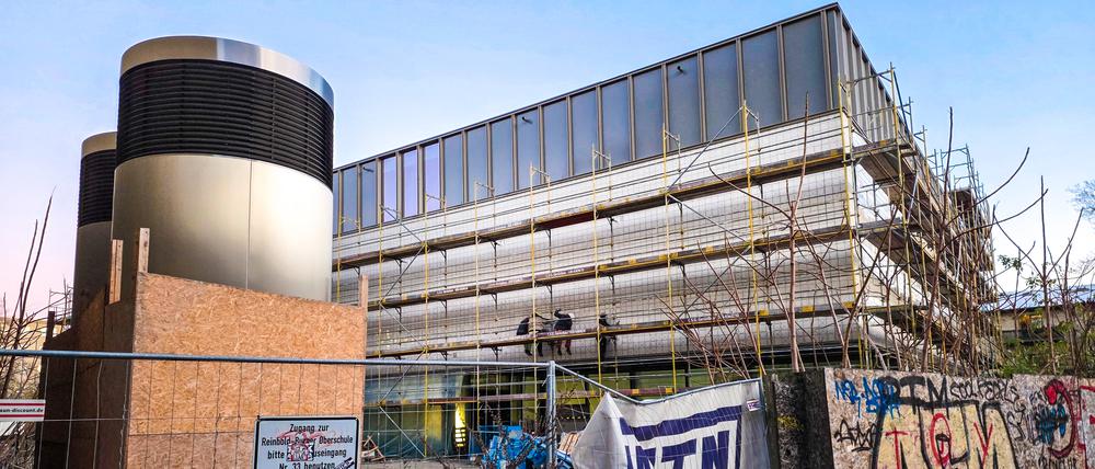 Plötzlich fehlt ein Millionenbetrag, den das Land Berlin nicht auftreiben kann: Der Bau der Sporthalle in der Neuen Schönholzer Straße in Berlin-Pankow ist gestoppt.