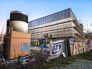Plötzlich fehlt ein Millionenbetrag, den das Land Berlin nicht auftreiben kann: Der Bau der Sporthalle in der Neuen Schönholzer Straße in Berlin-Pankow ist gestoppt.