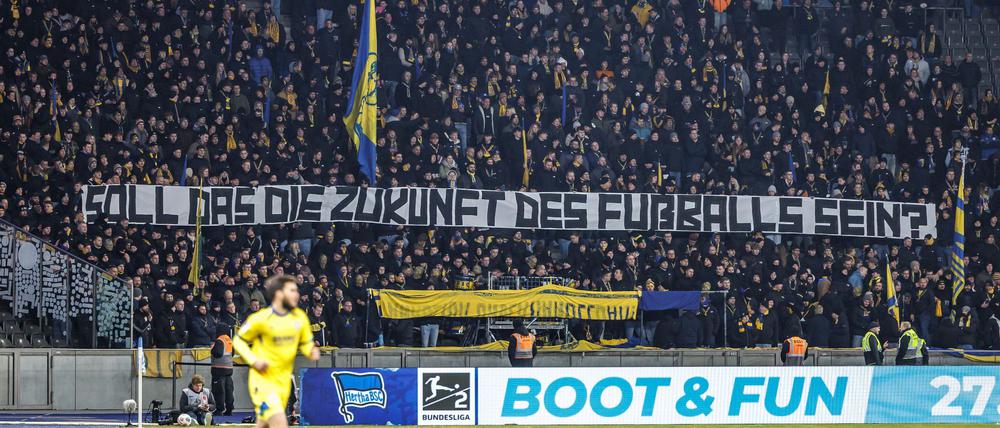 Fans von Eintracht Braunschweig haben protestiert.