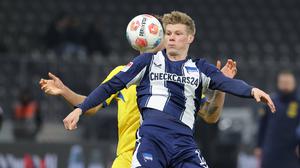 Eng am Mann. Herthas Mittelstürmer Luca Schuler (vorne) im Zweikampf mit dem Braunschweiger Kevin Ehlers.