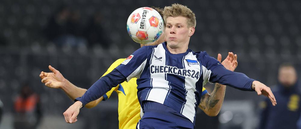 Eng am Mann. Herthas Mittelstürmer Luca Schuler (vorne) im Zweikampf mit dem Braunschweiger Kevin Ehlers.