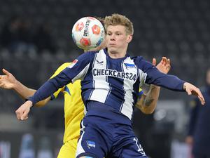Eng am Mann. Herthas Mittelstürmer Luca Schuler (vorne) im Zweikampf mit dem Braunschweiger Kevin Ehlers.