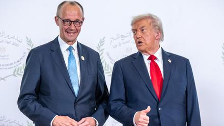 Bundeskanzler Friedrich Merz (l, CDU) nimmt neben US-Präsident Donald Trump am Gaza-Gipfel unter Vorsitz von Ägyptens Präsident al-Sisi teil. Bei dem Treffen von Staats-und Regierungschefs soll die Unterstützung für den Gazastreifen nach dem Waffenstillstand zwischen Israel und der Hamas beraten werden. +++ dpa-Bildfunk +++
