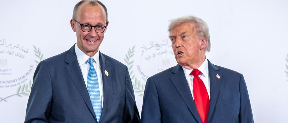 Bundeskanzler Friedrich Merz (l, CDU) nimmt neben US-Präsident Donald Trump am Gaza-Gipfel unter Vorsitz von Ägyptens Präsident al-Sisi teil. Bei dem Treffen von Staats-und Regierungschefs soll die Unterstützung für den Gazastreifen nach dem Waffenstillstand zwischen Israel und der Hamas beraten werden. +++ dpa-Bildfunk +++