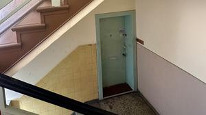 Die Wohnungstür im Hochparterre. Der Rentner, der dort lebte, fiel mutmaßlich einem Raubmord zum Opfer.