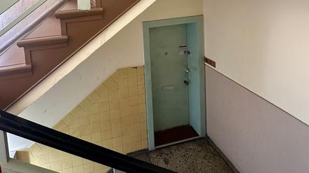 Die Wohnungstür im Hochparterre. Der Rentner, der dort lebte, fiel mutmaßlich einem Raubmord zum Opfer.