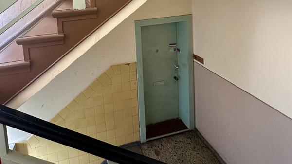 Die Wohnungstür im Hochparterre. Der Rentner, der dort lebte, fiel mutmaßlich einem Raubmord zum Opfer.