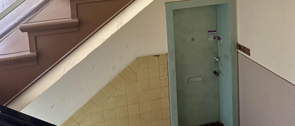 Die Wohnungstür im Hochparterre. Der Rentner, der dort lebte, fiel mutmaßlich einem Raubmord zum Opfer.
