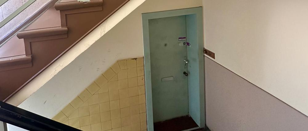 Die Wohnungstür im Hochparterre. Der Rentner, der dort lebte, fiel mutmaßlich einem Raubmord zum Opfer.