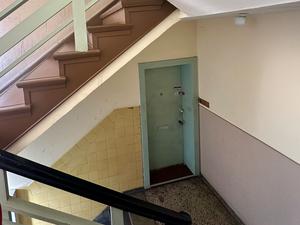 Die Wohnungstür im Hochparterre. Der Rentner, der dort lebte, fiel mutmaßlich einem Raubmord zum Opfer.