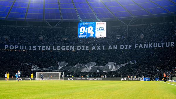 Herthas Fans protestieren gegen die Pläne der Politik.