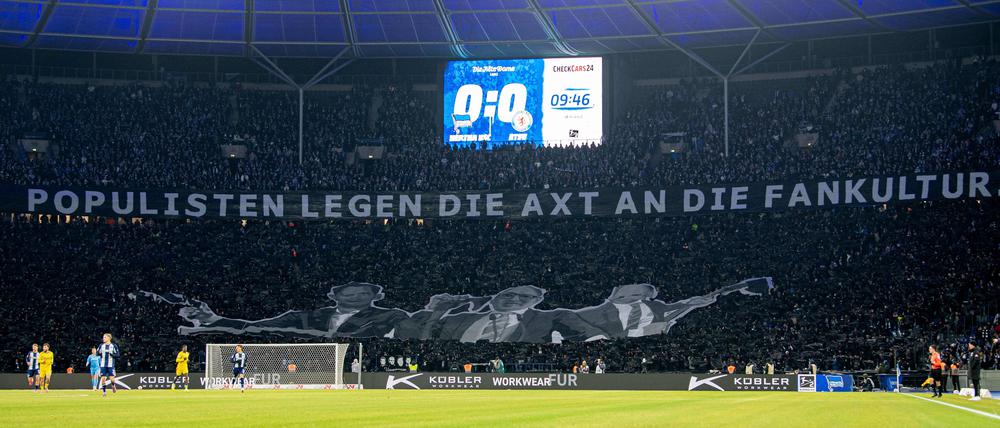 Herthas Fans protestieren gegen die Pläne der Politik.