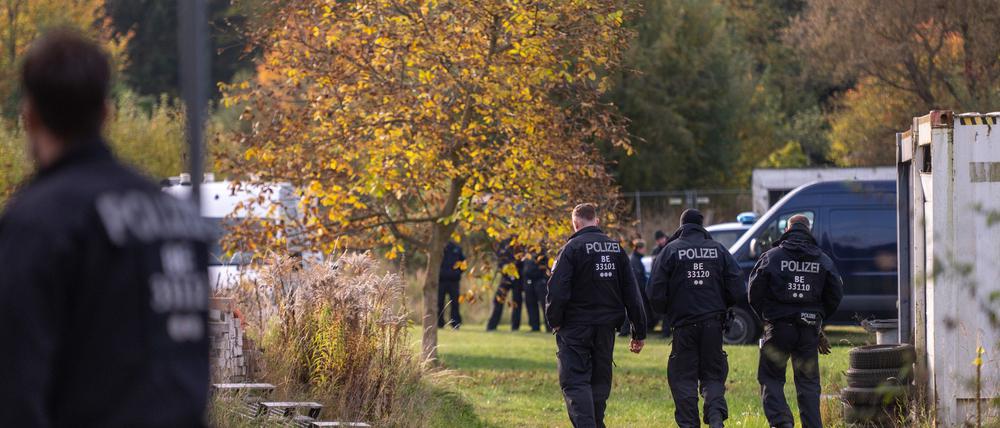 Polizisten nahmen im Oktober auch ein Grundstück in Tauche unter die Lupe. (Archivbild) 