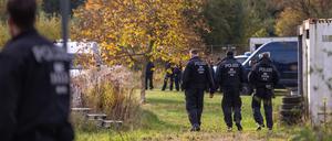 Polizisten nahmen im Oktober auch ein Grundstück in Tauche unter die Lupe. (Archivbild)