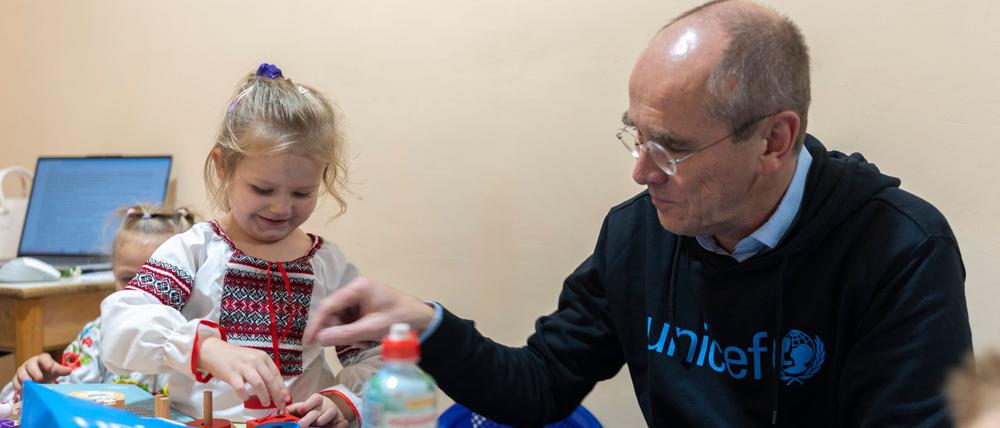 Der Geschäftsführer von Unicef Deutschland, Christian Schneider, mit einem ukrainischen Vorschulkind in einem Schutzraum unter der Erde: Das Kinderhilfswerk hilft Schulen und Kindergärten in dem vom Krieg geprägtem Land.