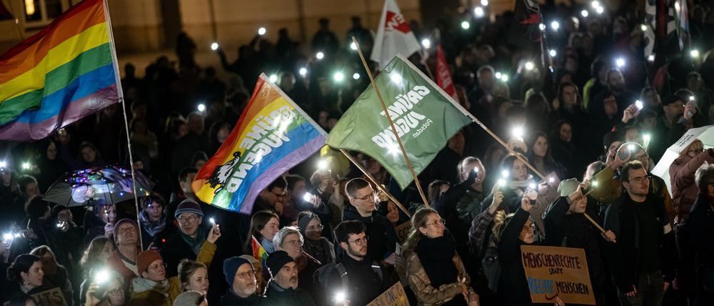 Bereits vor einem Jahr demonstrierten einige Hundert Menschen in Potsdam gegen rechts. Auslöser war das Schlagzeilen machende Treffen rechter und rechtsradikaler Kreise in einer Villa in der Stadt am 25. November 2023. (Archivbild) 