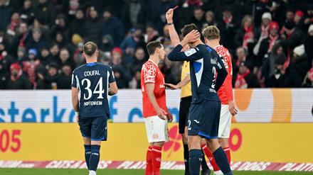 Wieder einmal Rot-Sünder: Dominik Kohr (Mitte) vom FSV Mainz 05 