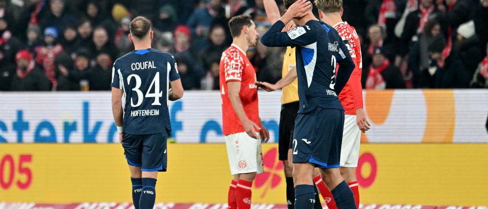 Wieder einmal Rot-Sünder: Dominik Kohr (Mitte) vom FSV Mainz 05 