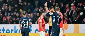 Wieder einmal Rot-Sünder: Dominik Kohr (Mitte) vom FSV Mainz 05 