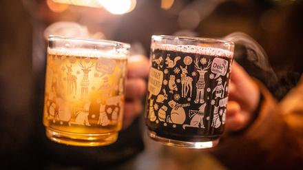 Auf Weihnachtsmärkten wird zwar viel Glühwein getrunken. Gegen die Kälte sind alkoholfreie Getränke jedoch besser geeignet. (Symbolbild)