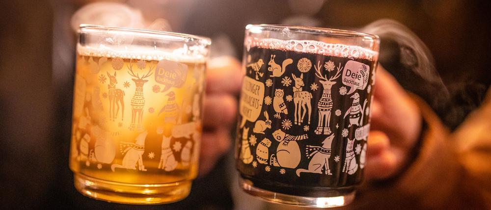 Auf Weihnachtsmärkten wird zwar viel Glühwein getrunken. Gegen die Kälte sind alkoholfreie Getränke jedoch besser geeignet. (Symbolbild)