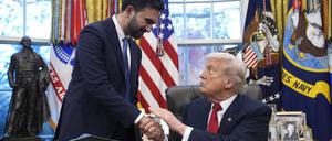 Ein Handschlag zwischen politischen Gegnern: Mamdani und Trump verstanden sich vor laufenden Kameras erstaunlich gut.