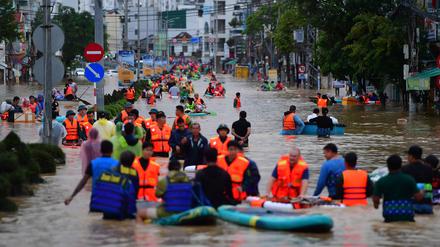 Rettungskräfte holen Menschen in Nha Trang in Vietnam aus den Fluten.