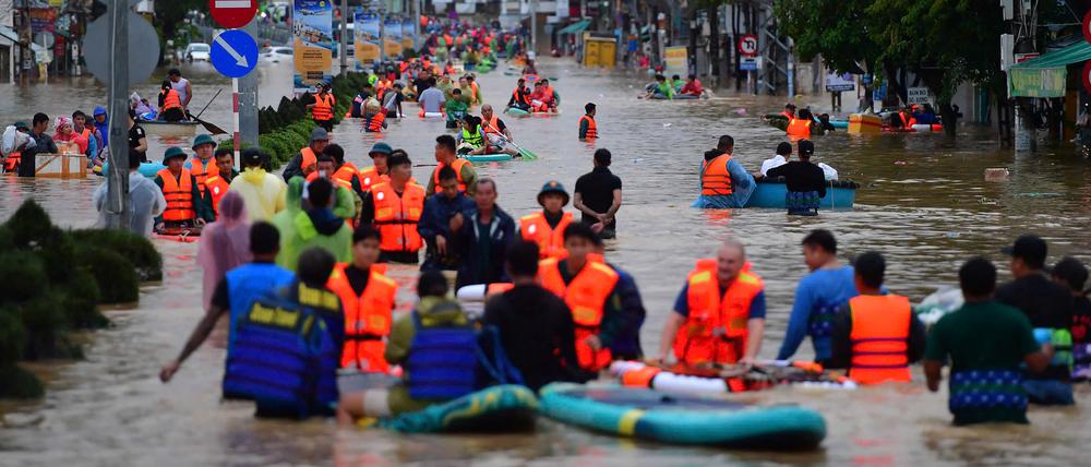 Rettungskräfte holen Menschen in Nha Trang in Vietnam aus den Fluten.