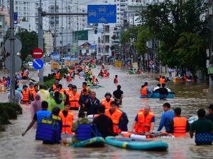 Rettungskräfte holen Menschen in Nha Trang in Vietnam aus den Fluten.
