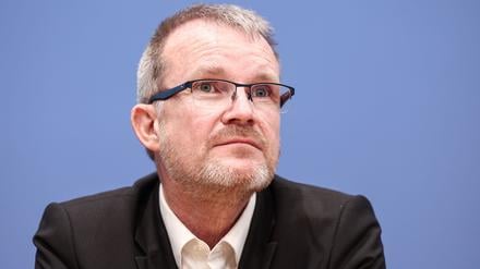 Jens Baas, Vorstandsvorsitzender der Techniker Krankenkasse, nimmt an einer Pressekonferenz teil.