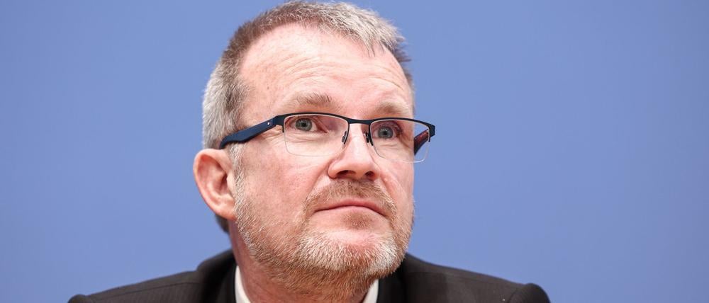 Jens Baas, Vorstandsvorsitzender der Techniker Krankenkasse, nimmt an einer Pressekonferenz teil.