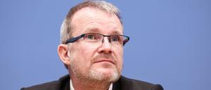 Jens Baas, Vorstandsvorsitzender der Techniker Krankenkasse, nimmt an einer Pressekonferenz teil.