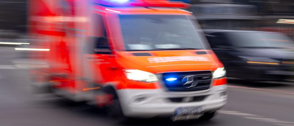 Rettungskräfte brachten den Jungen mit Kopfverletzungen ins Krankenhaus. 