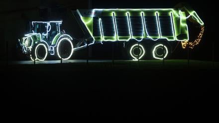 In Brandenburg gelten Lichterfahrten von weihnachtlich leuchtenden Feuerwehrfahrzeugen und Traktoren nun als Brauchtum. (Symbolbild)