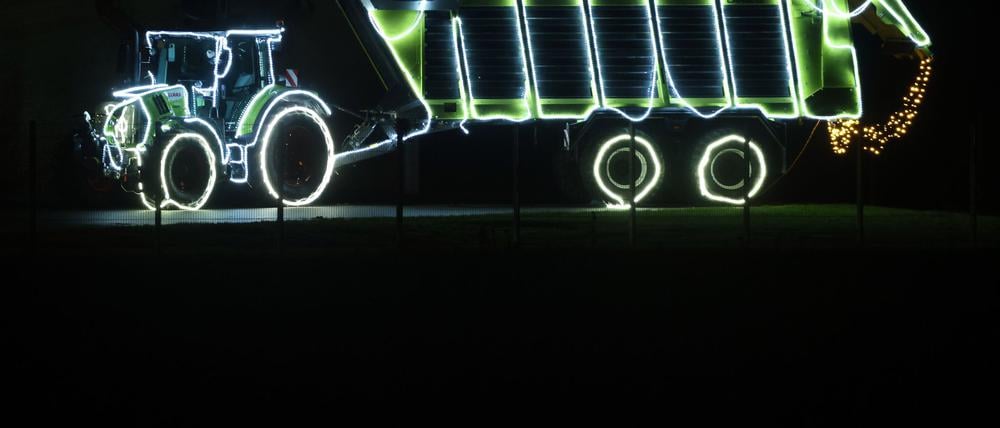 In Brandenburg gelten Lichterfahrten von weihnachtlich leuchtenden Feuerwehrfahrzeugen und Traktoren nun als Brauchtum. (Symbolbild)