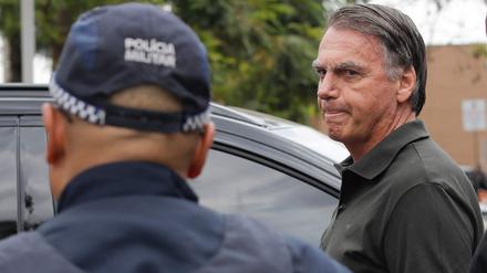 Brasiliens Ex-Präsident Jair Bolsonaro ist im September beim Verlassen einer Klinik zu sehen.