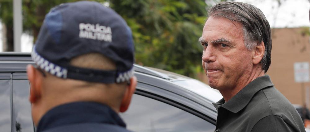Brasiliens Ex-Präsident Jair Bolsonaro ist im September beim Verlassen einer Klinik zu sehen.