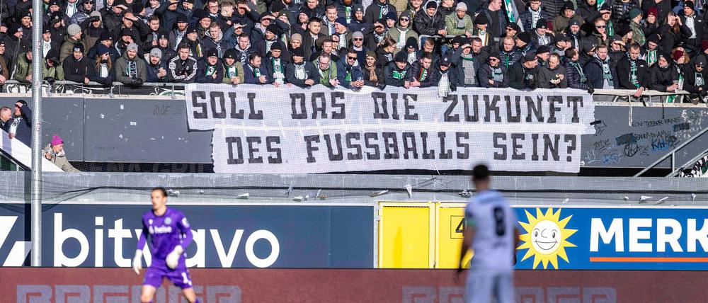 Die Fans protestieren weiter gegen die geplanten Maßnahmen der Politik in Fußball-Stadien.