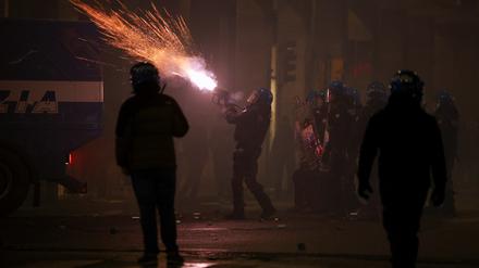 Die Polizei von Bologna im Einsatz gegen Demonstranten, die gegen die Austragung des Euroleague-Basketballspiels zwischen Virtus Bologna und Maccabi Tel Aviv protestieren.