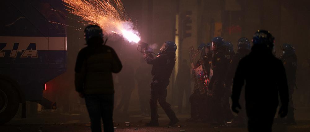 Die Polizei von Bologna im Einsatz gegen Demonstranten, die gegen die Austragung des Euroleague-Basketballspiels zwischen Virtus Bologna und Maccabi Tel Aviv protestieren.