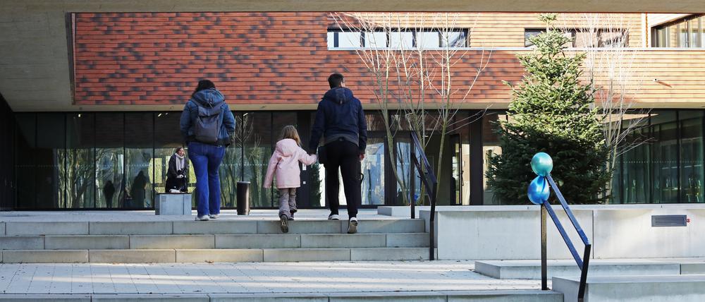 Beim Tag der offenen Tür in der neuen Grundschule Krampnitz. 