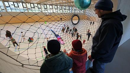 Viele Interessierte begutachteten auch die riesige Sporthalle der neuen Grundschule in Krampnitz.