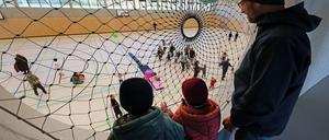 Viele Interessierte begutachteten auch die riesige Sporthalle der neuen Grundschule in Krampnitz.