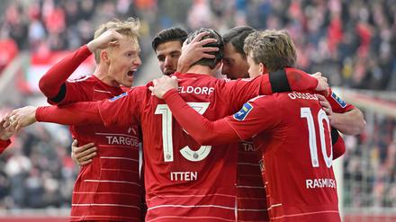 Bejubeln das 1:0: Düsseldorfs Profis um Doppel-Torschütze Itten.