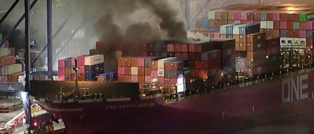 Am Freitagabend war das Feuer auf dem im Hafen von LA angedockten Schiff ausgebrochen, auch Container mit Gefahrstoffen brennen. 