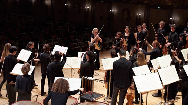 Das Kammerorchester der Eisler-Hochschule unter der Leitung von Antje Weithaas.